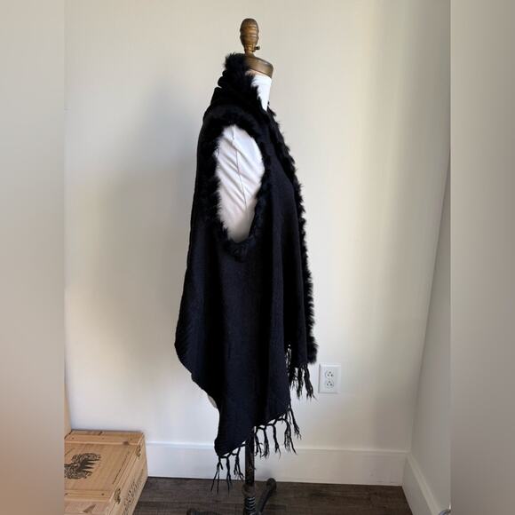 CHIC BLACK AND DARK NAVY FRINGE SWEATER VEST FUR ACCENT ONE SIZE - Picture 2 of 10